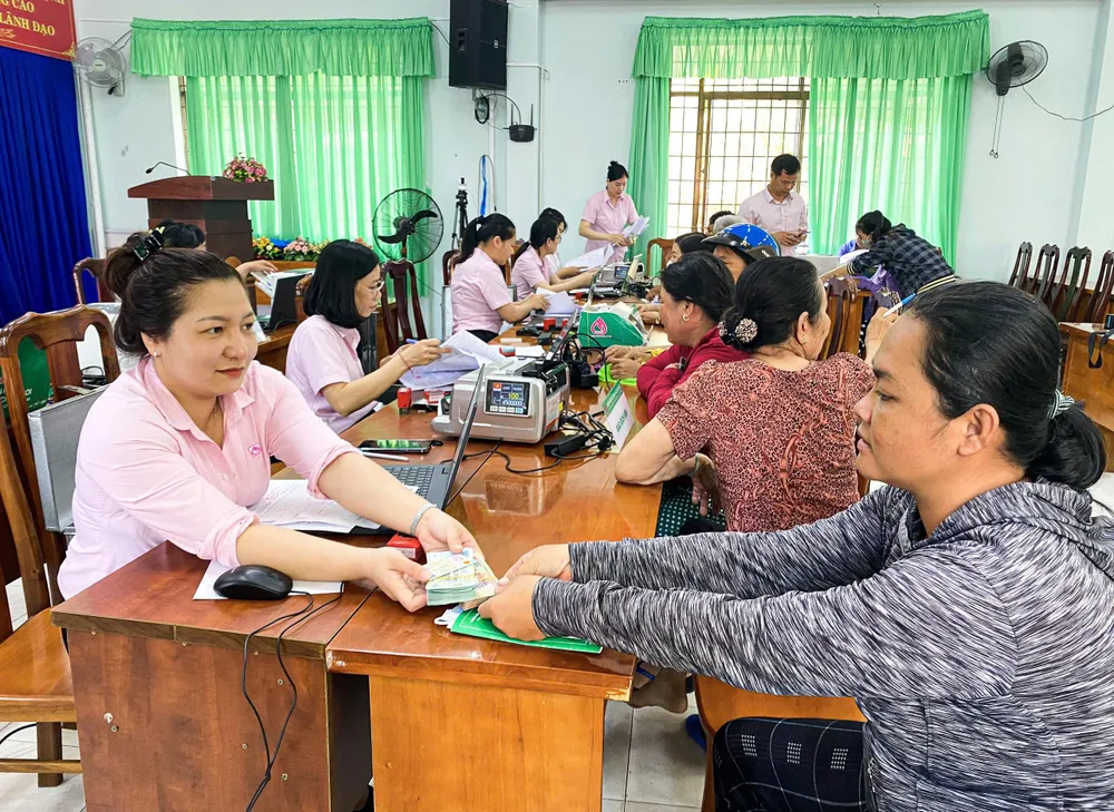 Phòng Giao dịch NHCSXH Vũng Tàu giải ngân nguồn vốn tín dụng chính sách cho các hộ khó khăn trên địa bàn z6989056498940_0b68fdbe1067bbe90b565352b3393048.jpg