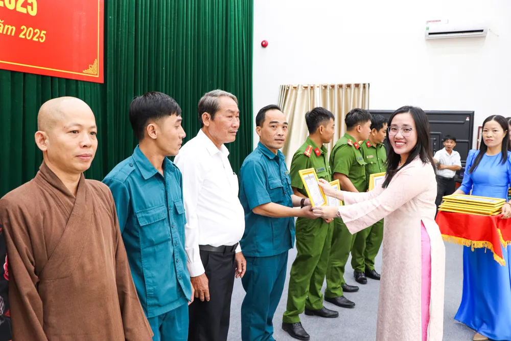 Nhiều tập thể, cá nhân ở xã Kim Long, TPHCM được khen thưởng Pho Bi thu khen thuong.jpg
