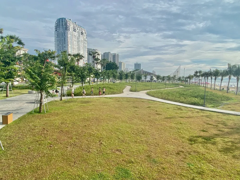 Thảm xanh trong công viên là nơi lý tưởng của người dân đi tập thể dục mỗi ngày z7017414799877_23e3799cb9428b52de41cb5edd0f70f0.jpg