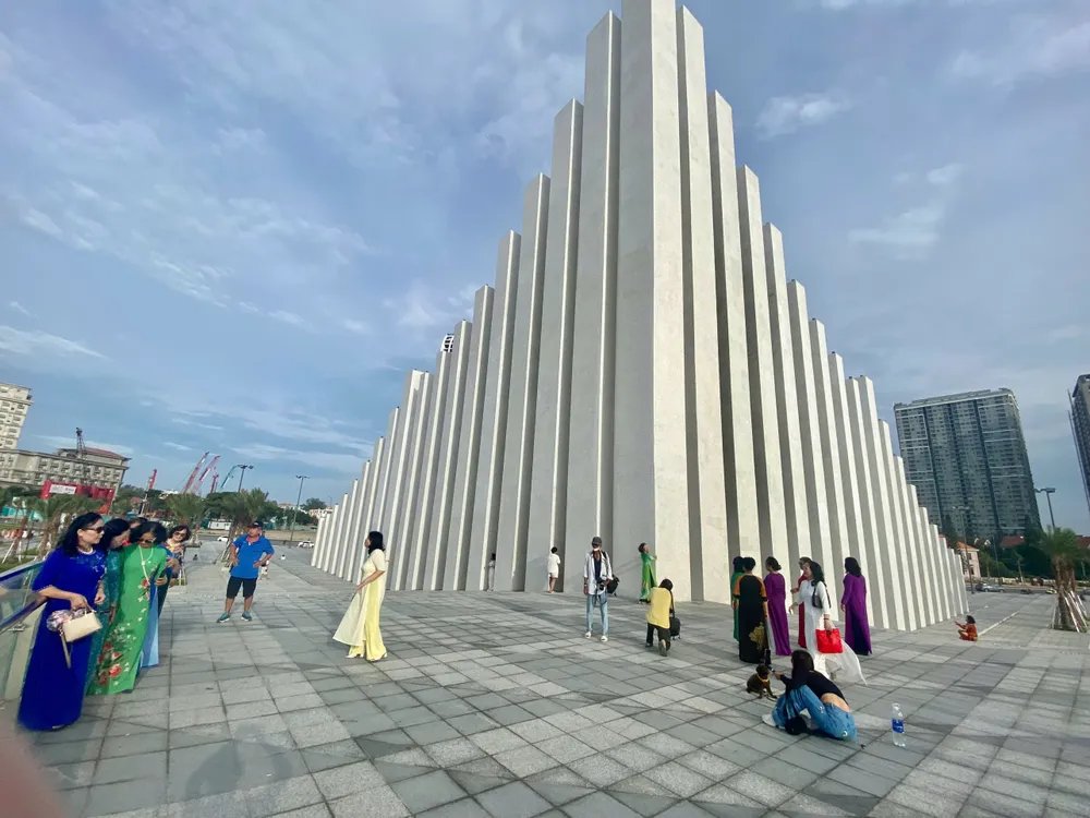 Du khách check-in tháp Tam Thắng từ sáng sớm z7017414843256_6038624cff17e062f4945418d29986bf.jpg