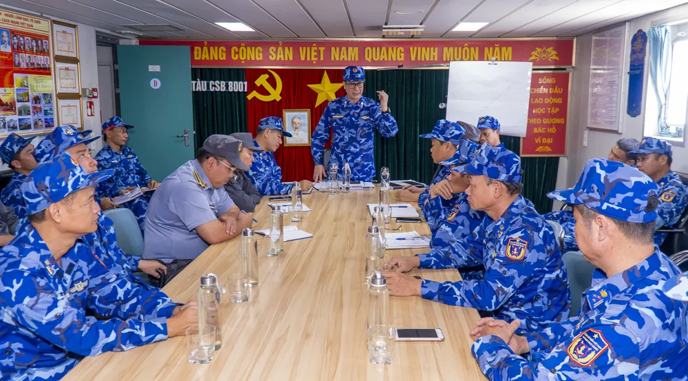 Đại tá Nguyễn Minh Khánh, Phó Tư lệnh, Tham mưu trưởng BTL Vùng CSB3 chủ trì cuộc họp với cán bộ, chỉ huy các tàu tham gia diễn tập..jpg