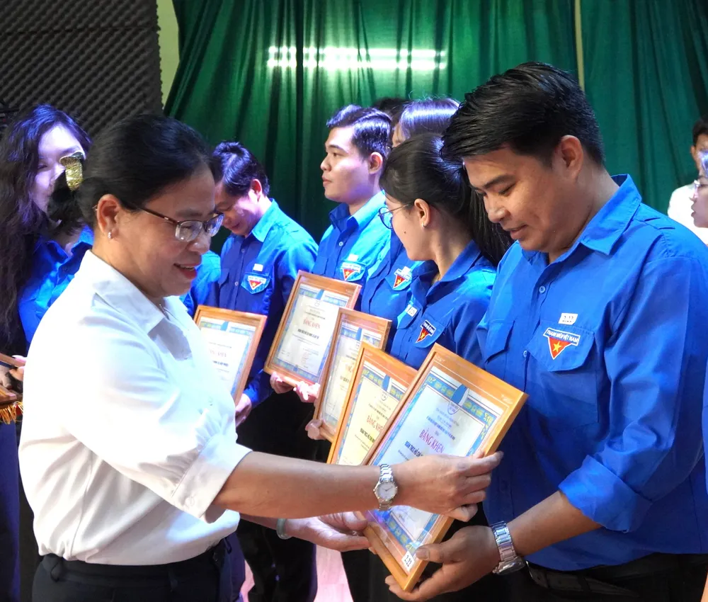 Phó Trưởng Ban Tuyên giáo và Dân vận Thành ủy TPHCM Nguyễn Thị Tuyết Minh trao bằng khen cho các tập thể, cá nhân DSC02159.JPG