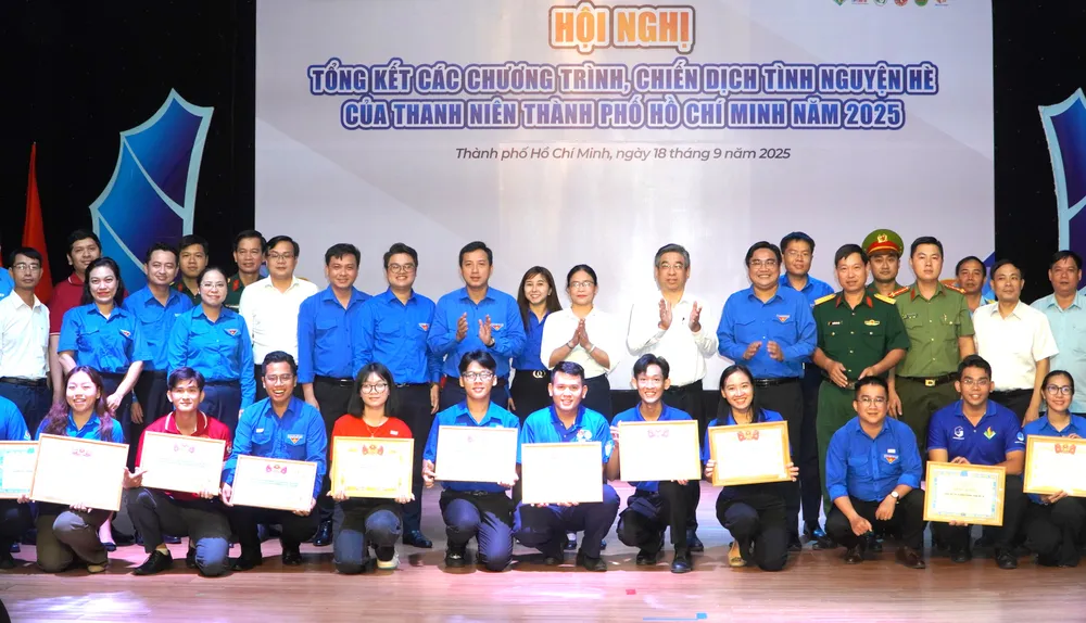 Các đại biểu dự hội nghị chụp hình lưu niệm DSC02173.JPG