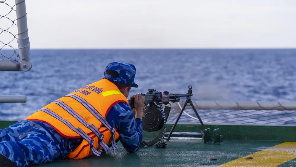 Thực hành bài bắn súng RPD trên biển..jpg