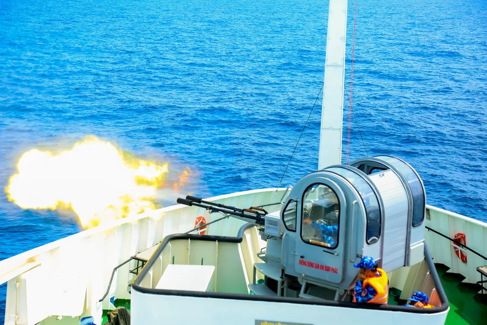 Thực hành bắn súng pháo 23mm trên tàu CSB 8001..jpg