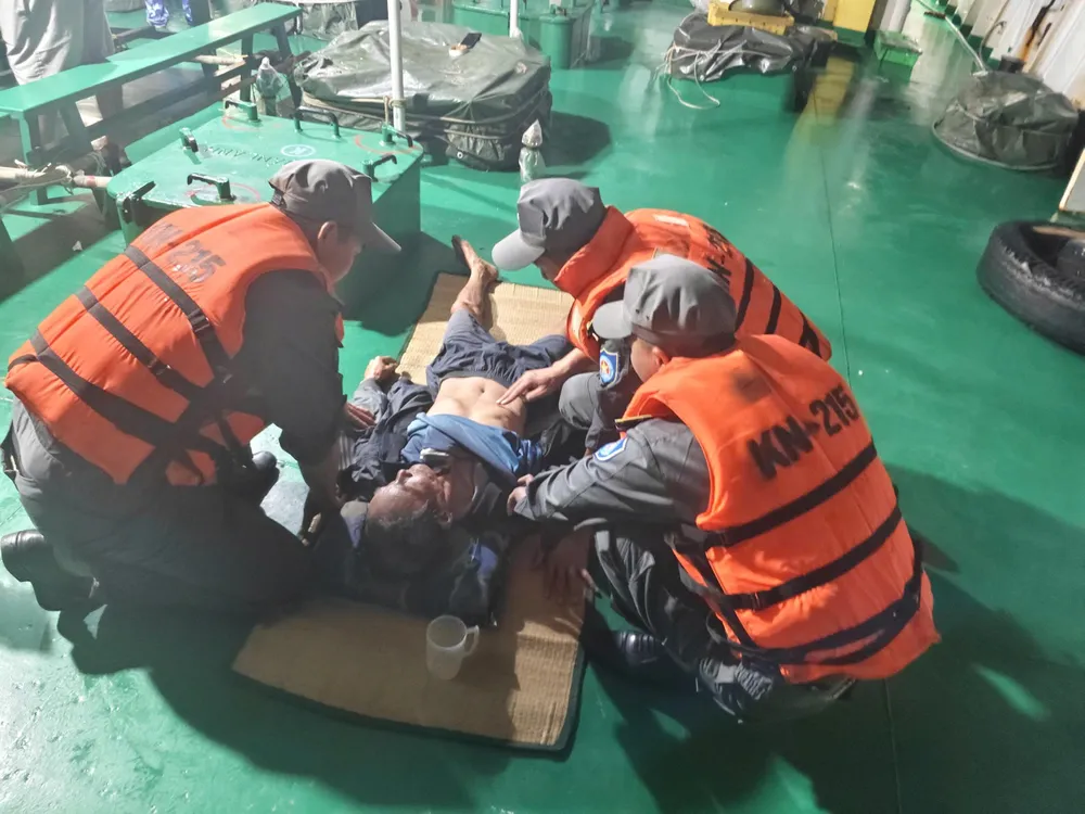 Tổ quân y của Kiểm ngư số 2 thăm khám, sơ cứu cho ngư dân