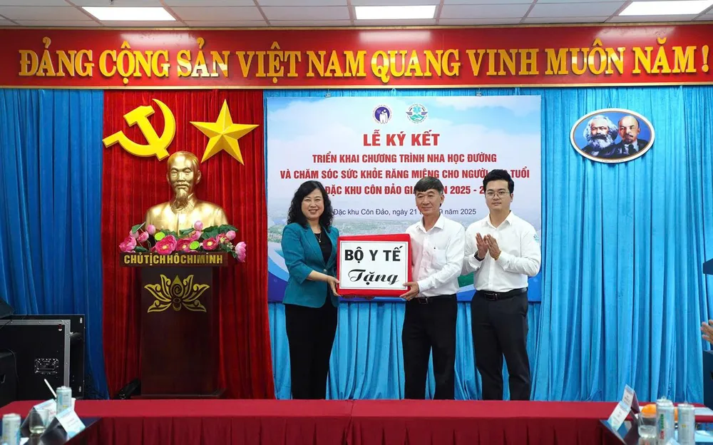 Bộ trưởng Bộ Y tế Đào Hồng Lan tặng quà cho tập thể cán bộ, y bác sĩ Trung tâm Y tế Quân dân y Côn Đảo 549681286_803977972135305_8314173892589036172_n.jpg