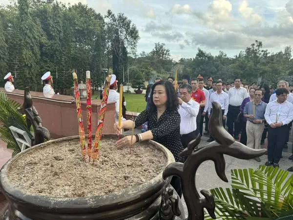 Đoàn công tác của Bộ Y tế và Thành ủy TPHCM dâng hương tưởng nhớ các Anh hùng liệt sĩ tại Côn Đảo. Ảnh: Trung tâm VH-TT-DL Côn Đảo 549956621_803197485546687_4792182364868311946_n.jpg