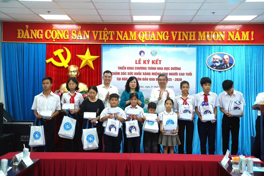 Bộ trưởng Bộ Y tế và lãnh đạo Thành TPHCM trao học bổng cho học sinh vượt khó học giỏi tại Côn Đảo 550375425_803977975468638_1912811610953676032_n.jpg