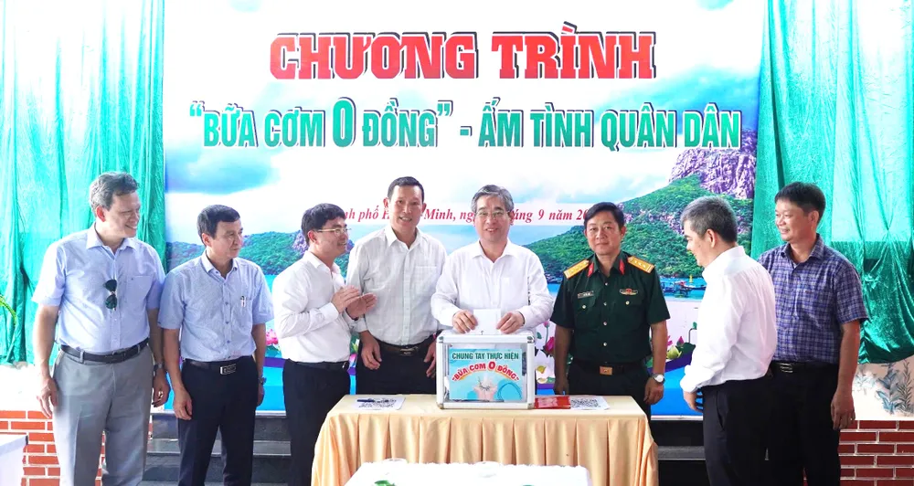 Đồng chí Nguyễn Phước Lộc, Phó Bí thư Thành ủy, Chủ tịch Ủy ban MTTQ Việt Nam TPHCM ủng hộ chương trình “Bữa cơm 0 đồng - ấm tình quân dân tại đặc khu Côn Đảo z7034871936704_64f49d4306fa94cd27dca234d17cb878.jpg