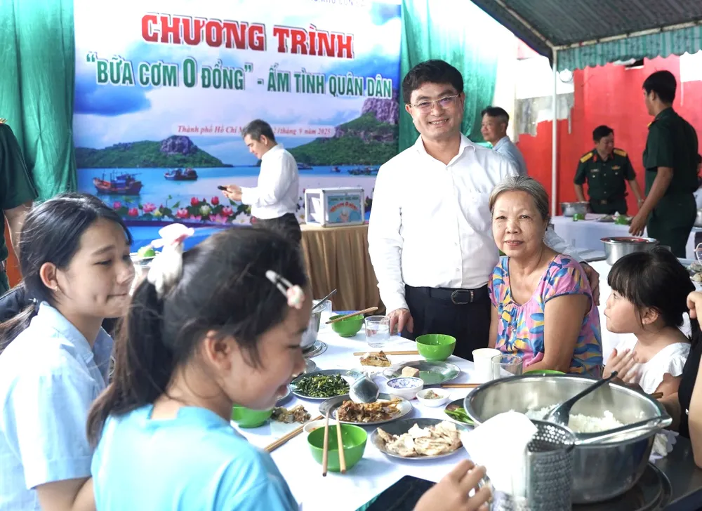 Bí thư Đảng ủy đặc khu Côn Đảo Lê Anh Tú vui vẻ trò chuyện với người dân z7034871950844_0515ba0a97314264d3e9caf8d31cb3e7.jpg