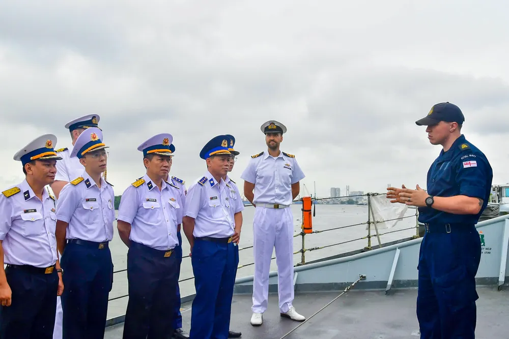Đoàn cán bộ của Lữ đoàn 125, Vùng 2 Hải quân tham quan tàu HMS Richmond Đoàn cán bộ của Lữ đoàn 125, Vùng 2 Hải quân tham quan trên tàu HMS Richmond.jpg
