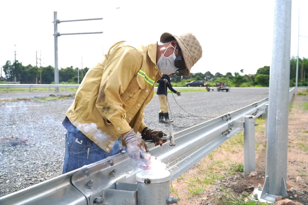 প্রকল্পটি শীঘ্রই কার্যকর করার জন্য ঠিকাদাররা চূড়ান্ত পর্যায়ের কাজ সম্পন্ন করছে। Công nhân của nhà thầu thực hiện các công đoạn cuối cùng để sớm đưa dự án đi vào hoạt động..JPG