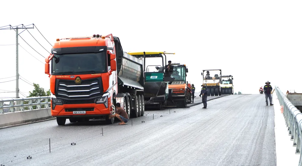 হো চি মিন সিটির চাউ ফা কমিউনের বিয়েন হোয়া - ভুং তাউ এক্সপ্রেসওয়ে জুড়ে ওভারপাস অংশের জরুরি নির্মাণ কাজ Gấp rút thì công phần cầu vượt cao tốc Biên Hòa - Vũng Tàu đoạn xã Châu Pha, TPHCM.JPG