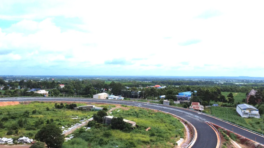 বিয়েন হোয়া - ভুং তাউ মহাসড়ক থেকে প্রস্থানও রূপ নিয়েছে। Lối ra khỏi cao tốc Biên Hòa - Vũng Tàu cũng đã thành hình.JPG