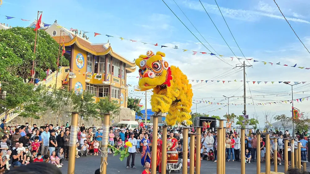 Lễ hội Dinh Cô Long Hải diễn ra từ mùng 9 đến 12-2 âm lịch hàng năm, thu hút hàng chục ngàn người dân tới tham quan. Ảnh: HUYỀN TRANG images2006205_amualan.jpg