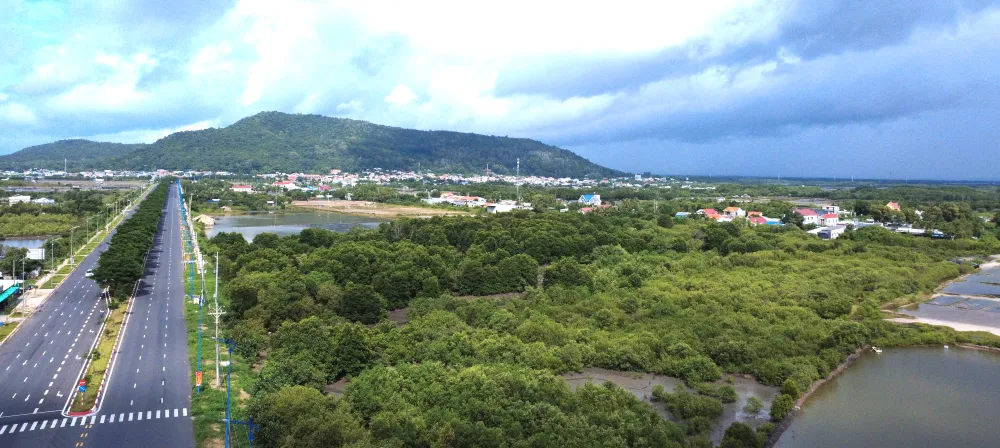Bergig terräng i kombination med mangroveskogar skapar ett separat grönområde för ökommunen. DJI_0376.JPG