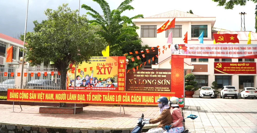 Long Son kommuns regeringshögkvarter (HCMC) är ljust dekorerat med flaggor och blommor efter sammanslagningen. DSC02430.JPG