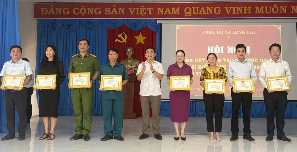Khen thưởng 9 tập thể và 23 cá nhân có thành tích xuất sắc z7077472608443_aa13366583e024ecee1da27a427148b5.jpg