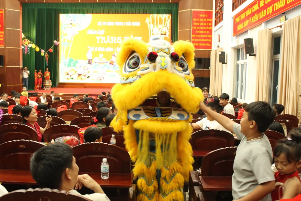 Tiết mục múa lân và rước đèn ông sao 5.JPG