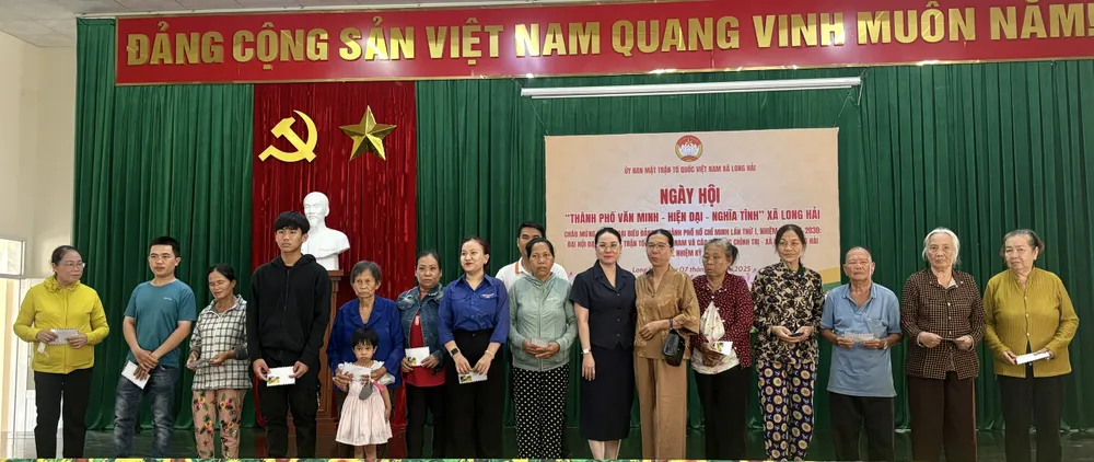 Lãnh đạo Ủy ban MTTQ Việt Nam xã Long Hải và mạnh thường quân trao quà cho các hộ gia đình có hoàn cảnh đặc biệt khó khăn 4910ED86-5260-4B5C-9C41-03C4724FE137.jpeg