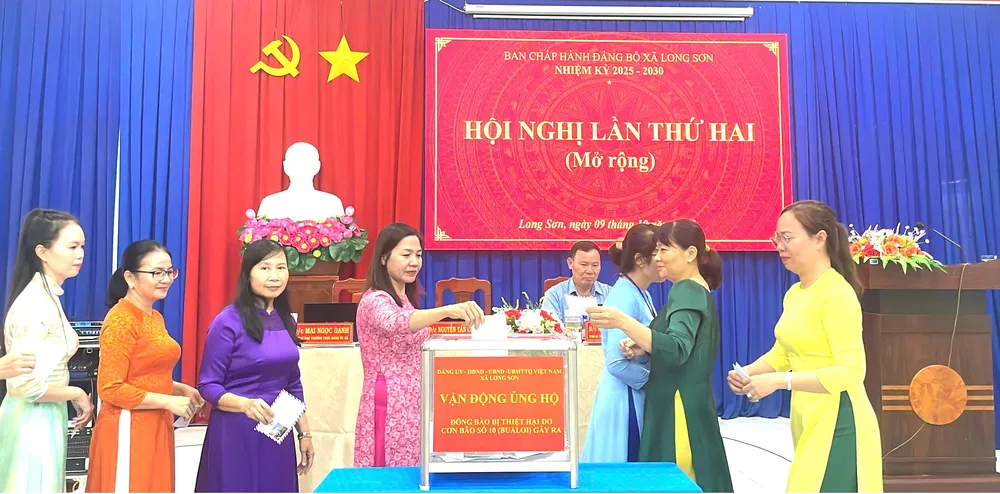 Xã Long Sơn vận động ủng hộ đồng bào bị thiệt hại do cơn bão số 10 gây ra z7096978102388_f6816d0d7f1d781091a87107bf230ff2.jpg