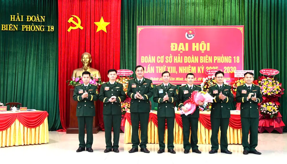 Lãnh đạo Hải đoàn Biên phòng 18 tặng lẵng hoa chúc mừng đại hội z7098147181063_8ff0ff9fc43c12951c3a24c7296689bd.jpg