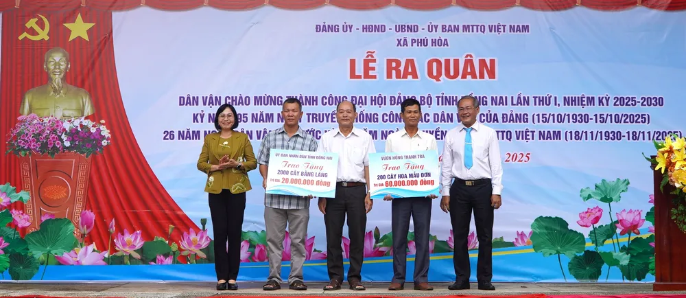 Phó Chủ tịch UBND tỉnh Đồng Nai Nguyễn Thị Hoàng trao tặng biểu trưng 2.000 cây xanh và hoa DSC03496.JPG