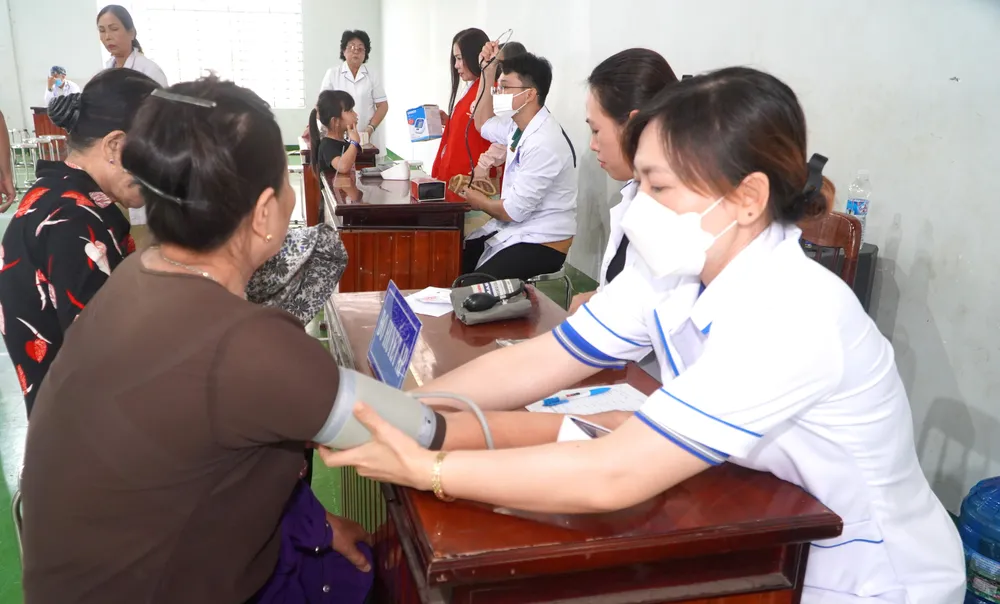 Các y, bác sĩ khám và tư vấn điều trị cho người dân có hoàn cảnh khó khăn DSC03557.JPG
