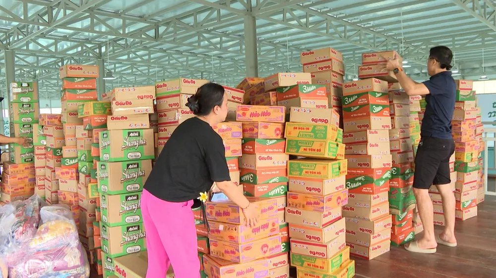 Hàng hoá, nhu yếu phẩm chuẩn bị đưa đến với bà con vùng bão lũ z7113801378806_c37c10106eca6fc1f93b25ec234a1197.jpg