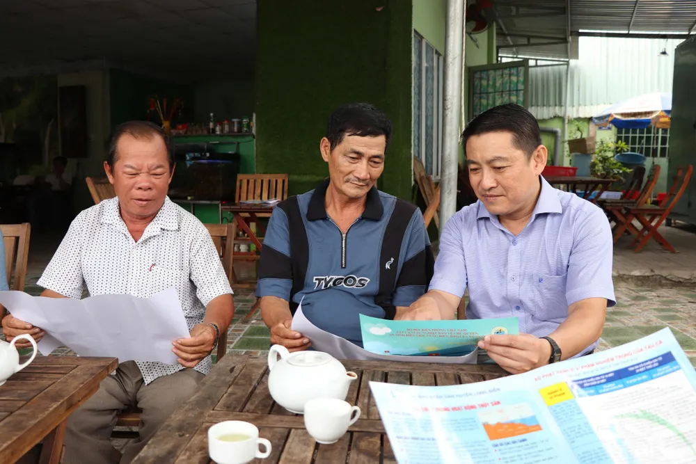 Đồng chí Huỳnh Sơn Tuấn, Bí thư Đảng ủy, Chủ tịch HĐND xã Long Hải cùng Hội Nông dân tuyên truyền công tác chống khai thác thủy sản IUU tại buổi Cà phê sáng cho ngư dân z7126305203386_18f1e023ad0595dacf4c39e5ffc593bc.jpg