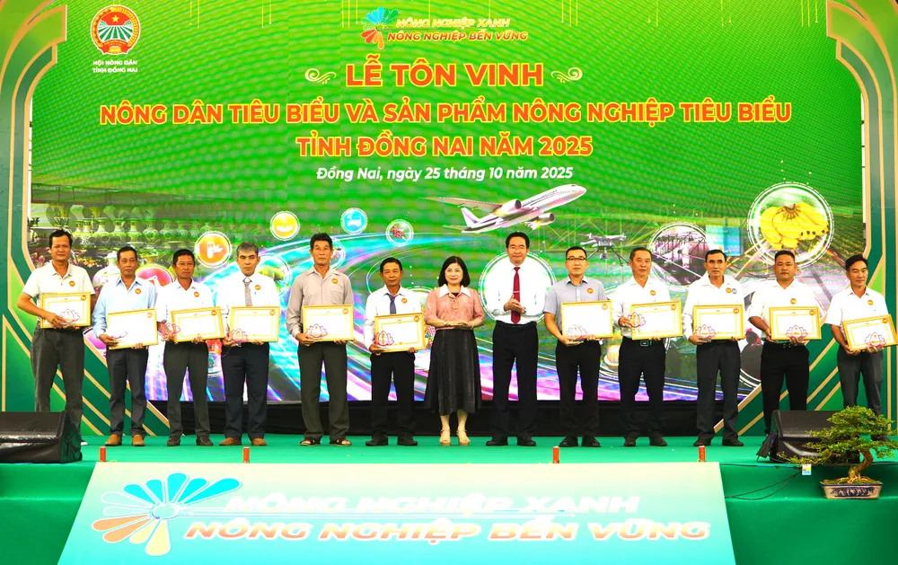Nhiều nông dân sản xuất giỏi được vinh danh DSC03862.JPG