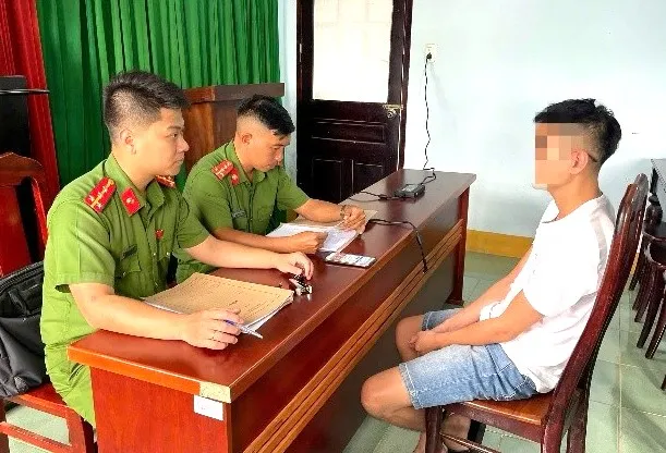 Cơ quan công an làm việc với nam thanh niên đăng tải thông tin sai sự thật về giá vàng ( Ảnh: CAĐN)