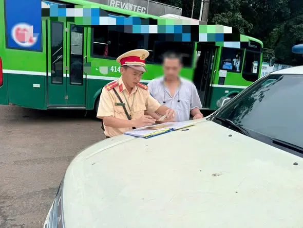 Lực lượng CSGT tỉnh Đồng Nai lập biên bản xử phạt tài xế xe buýt đón trả khách "ẩu" trên Quốc lộ 20