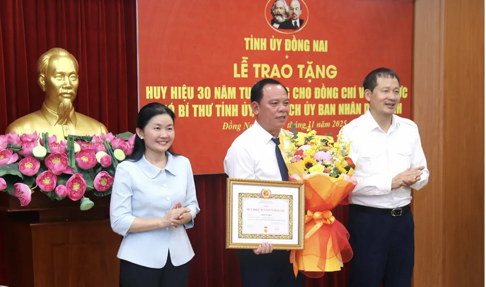 Chủ tịch UBND tỉnh Đồng Nai Võ Tấn Đức vinh dự đón nhận Huy hiệu 30 năm tuổi Đảng