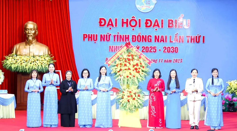 Phó Chủ tịch Ủy ban Trung ương MTTQ Việt Nam, Chủ tịch Hội LHPN Việt Nam Nguyễn Thị Tuyến tặng hoa chúc mừng đại hội