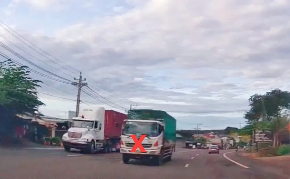 Ô tô vượt ẩu trên quốc lộ 13 bị lực lượng CSGT Công an tỉnh Đồng Nai xử phạt