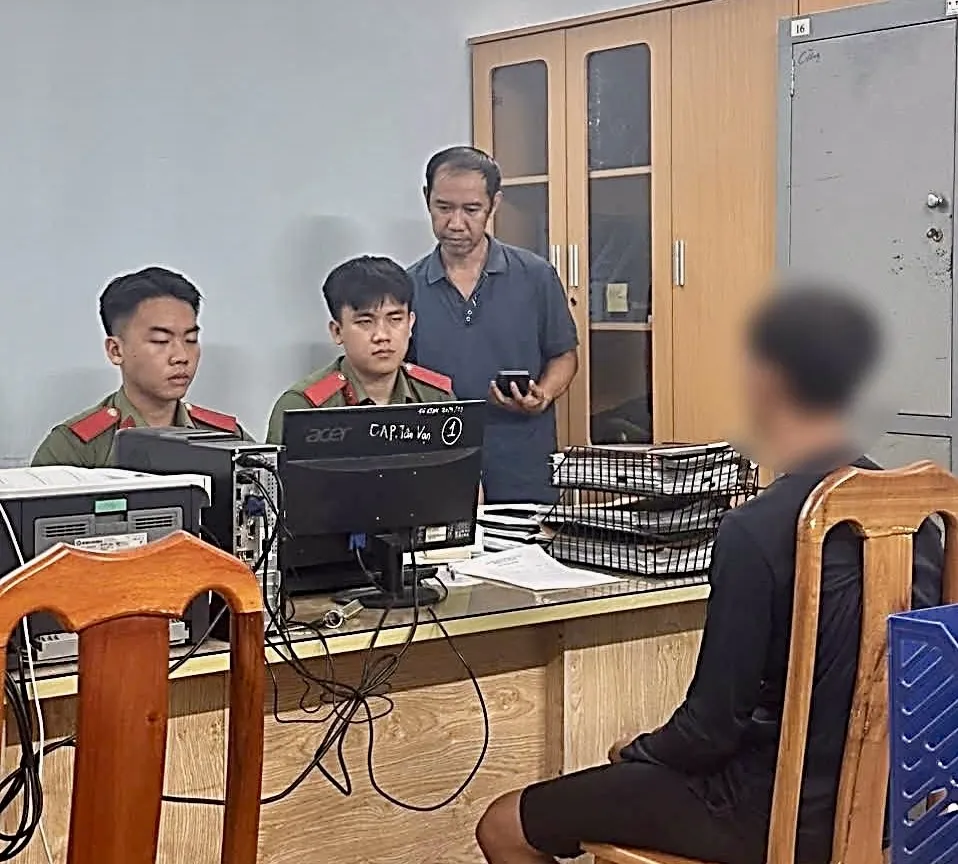 Công an phường Biên Hòa, tỉnh Đồng Nai mời làm việc và lập biên bản đối tượng thông tin sai sự thật về mưa lũ. Ảnh: CAT