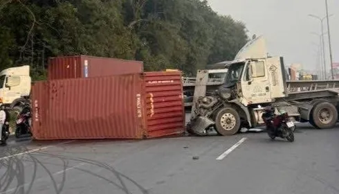 Hiện trường vụ TNGT khiến quốc lộ 51 ùn ứ nghiêm trọng