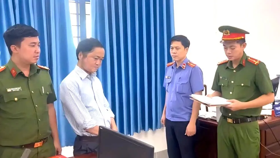 Bắt tạm giam bị can Phạm Viết Dực để điều tra làm rõ tội lạm dụng chức vụ quyền hạn chiếm đoạt tài sản. Ảnh: CACC