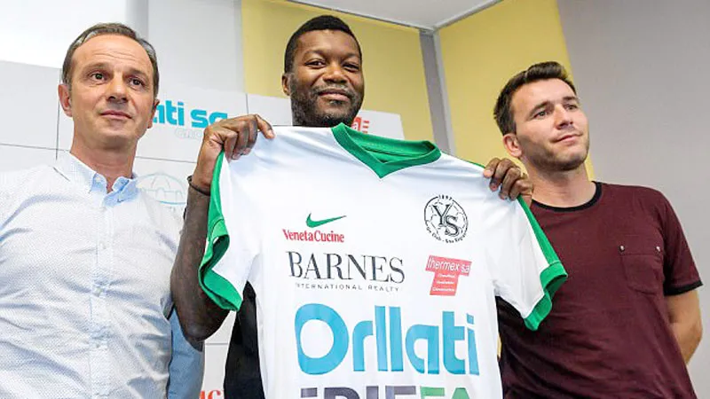 Cisse (giữa) trong màu áo mới