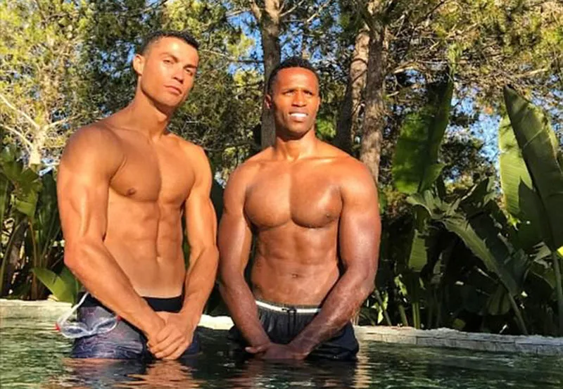 Ronaldo bị “ném đá” ảnh 1