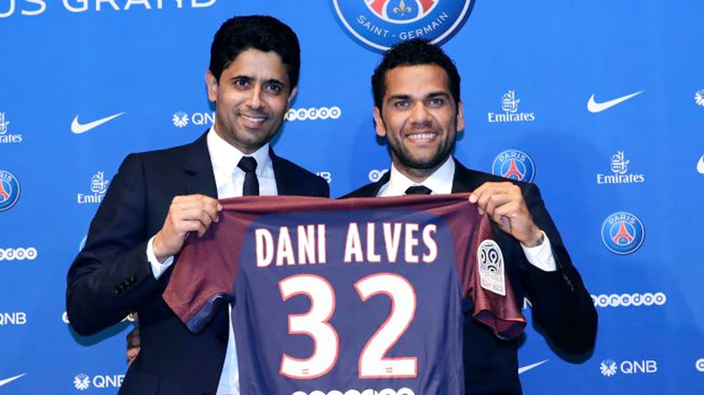 Danie Alves (phải) đã kết duyên cùng PSG.