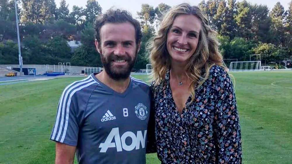 Julia Roberts được các cầu thủ Manchester United đón tiếp nồng nhiệt.