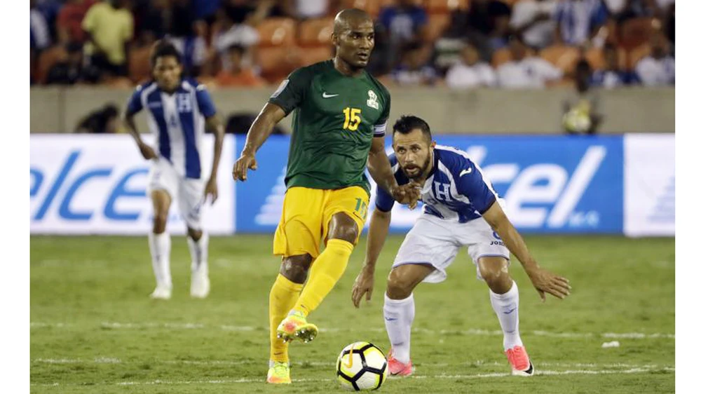 Cựu tuyển thủ Pháp Florent Malouda (trái) trong màu áo tuyển French Guiana.