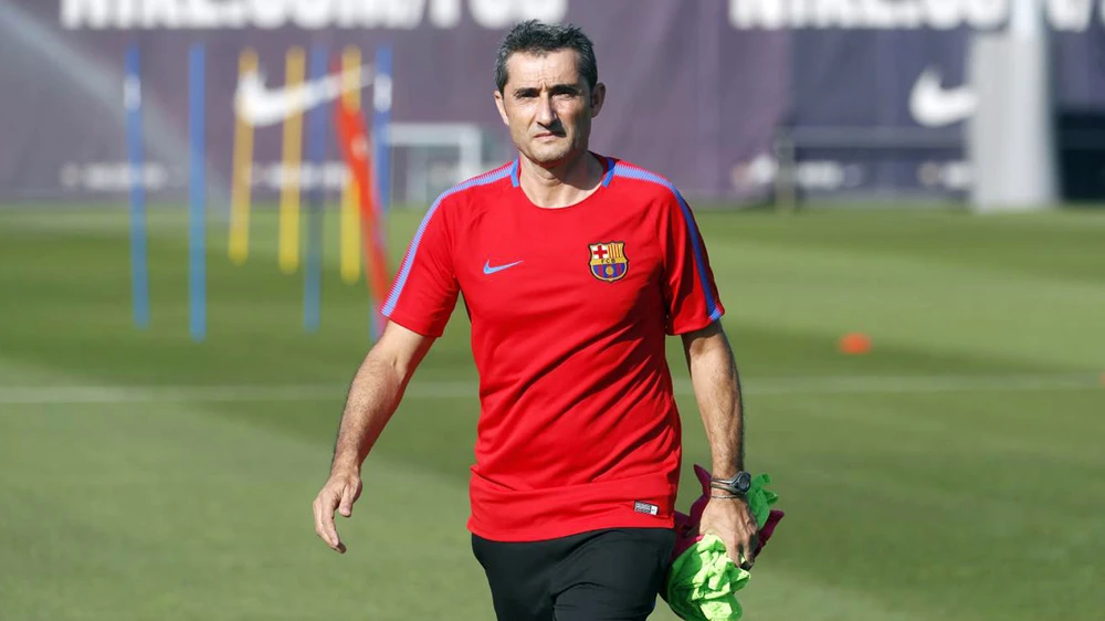 HLV Ernesto Valverde điều hành buổi tập chính thức đầu tiên.