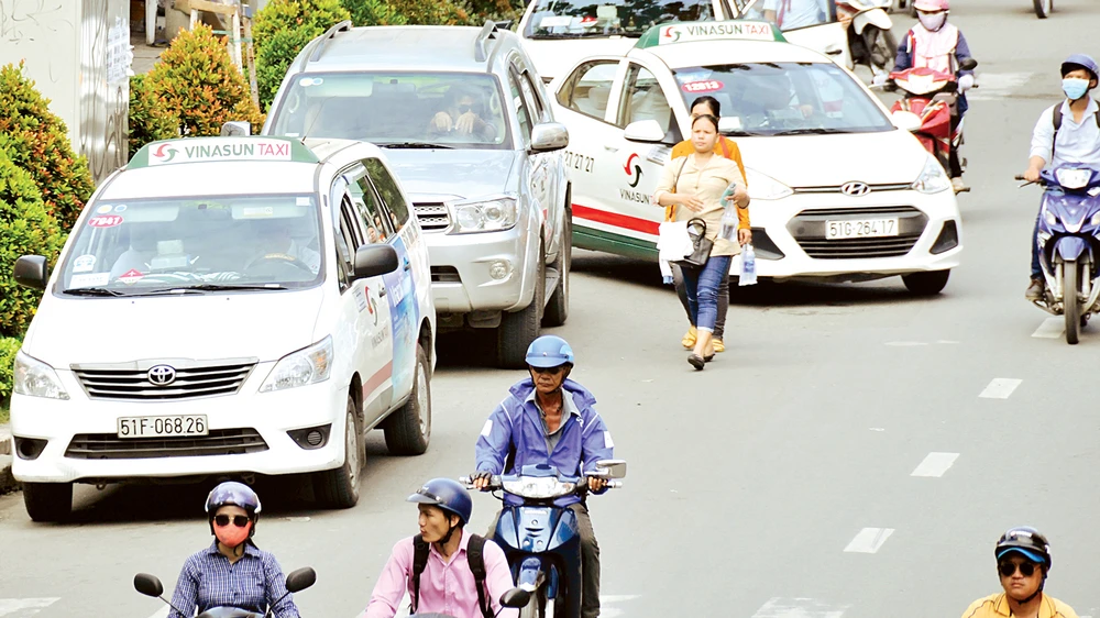 Nhiều ô tô đậu dưới lòng đường Điện Biên Phủ, quận 3, TPHCM. Ảnh: CAO THĂNG