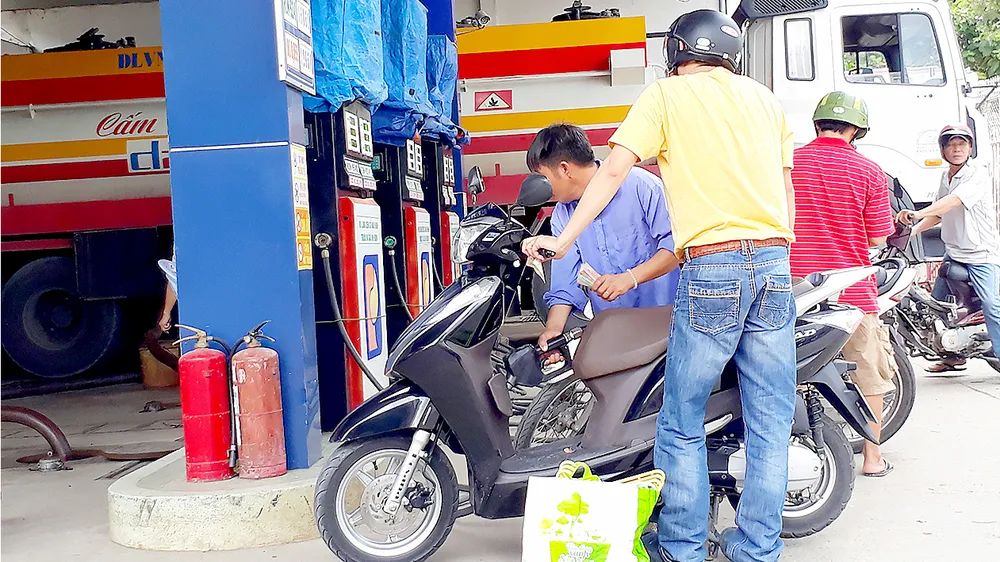Trạm xăng Dương Anh Thư (679 Nguyễn Duy Trinh, phường Bình Trưng Đông, quận 2) vẫn bán hàng khi đang nhập xăng vào bồn chứa.