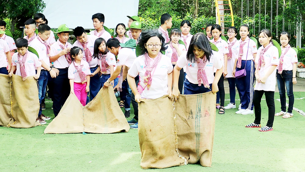 Con công nhân vui chơi tại Trại hè Học kỳ hồng