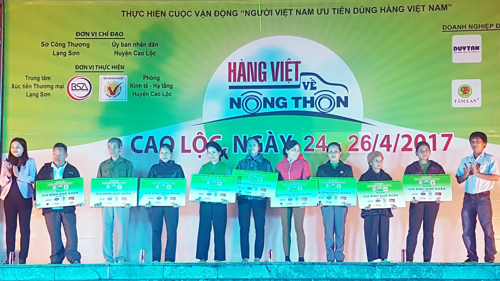 Phiên chợ Hàng Việt về nông thôn trao quà hộ gia đình và học sinh nghèo địa phương